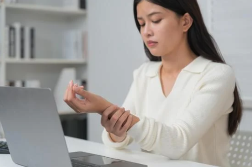 woman with carpal tunnel pain tucson chiropractor shockwave therapy